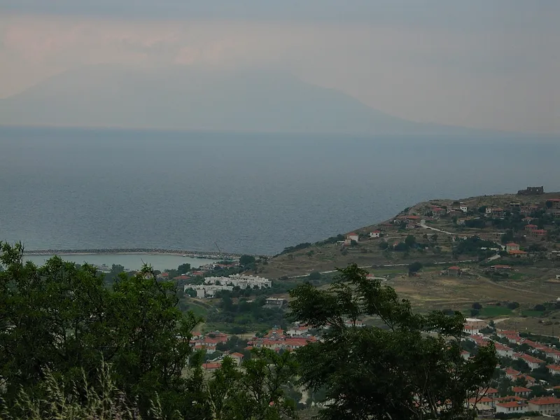 Yenibademli (ağaçların arasından görünen aşağı kısım), Kaleköy (sağ tepede) ve Semadirek (ufukta görünen ada)
