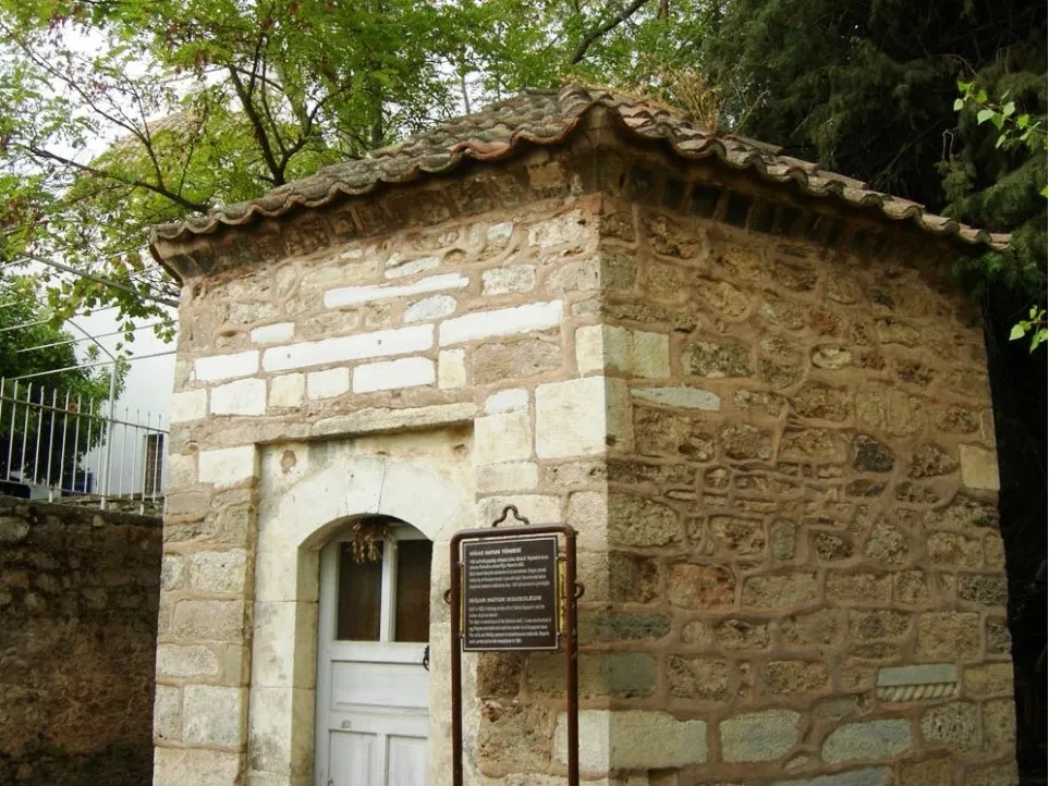 Avlusundaki Nigâr Hatûn Türbesi, Antalya.