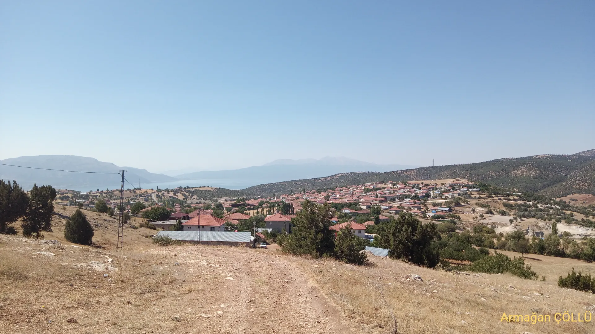 Köyün tepeden görünümü.