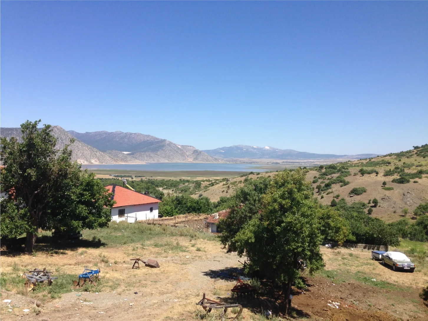 Köyden Akgöl'ün görünümü
