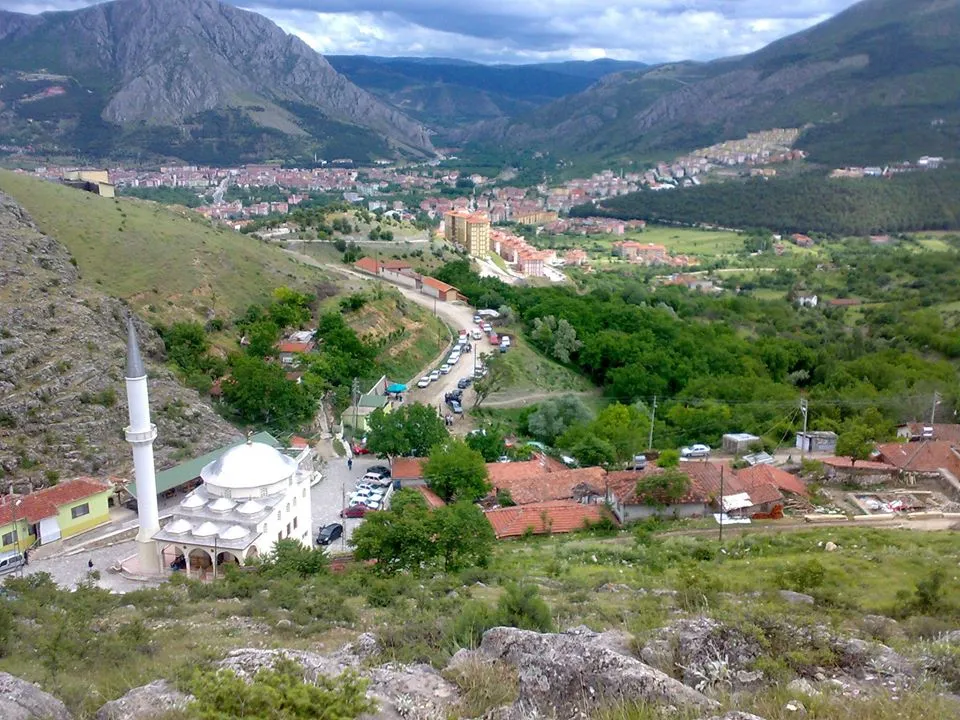 Köyün genel görünümü ve Şeyh Cui Baba Camii