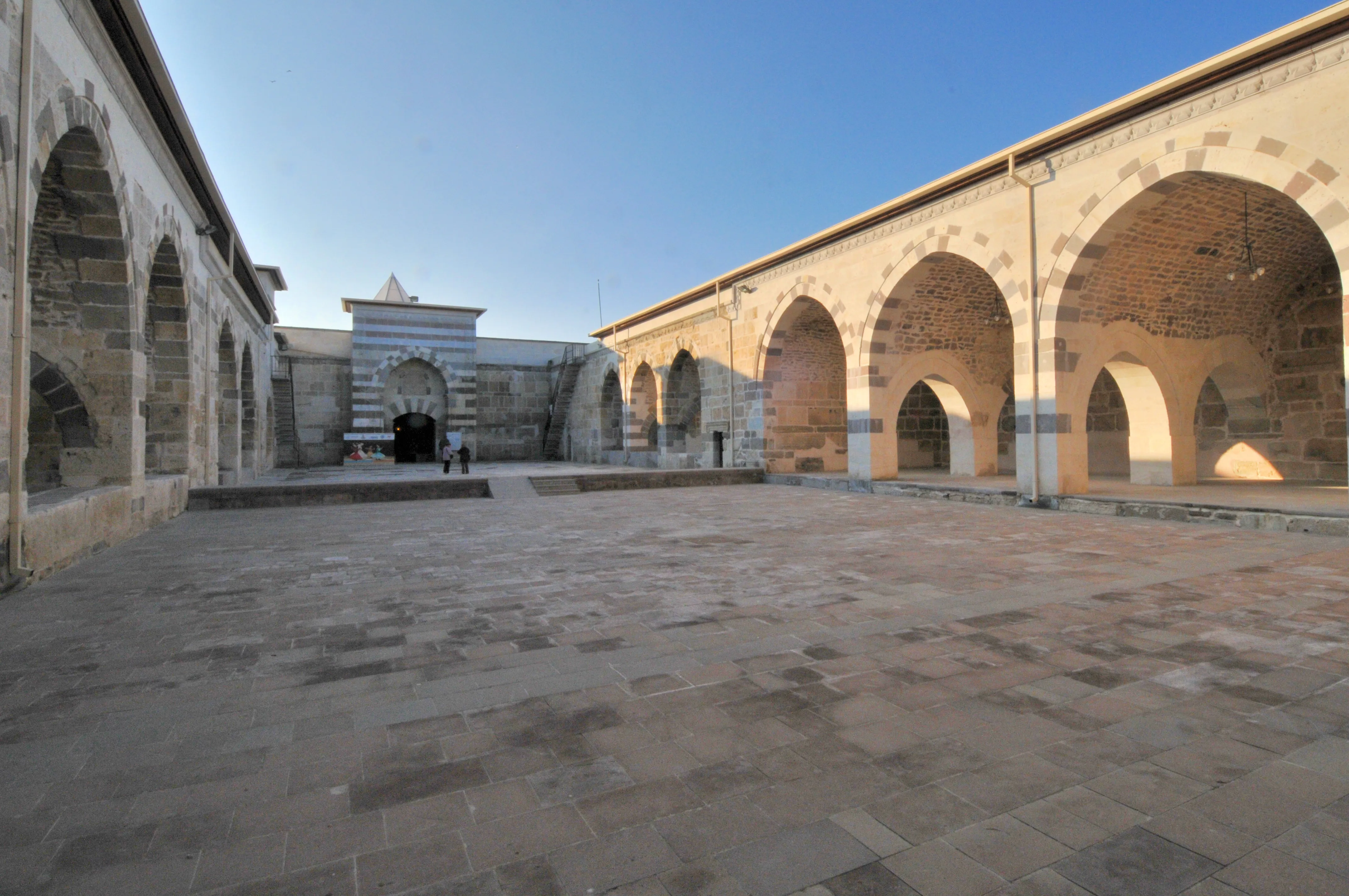Zazadin Hanı taş işçiliği ve cephe detayları
