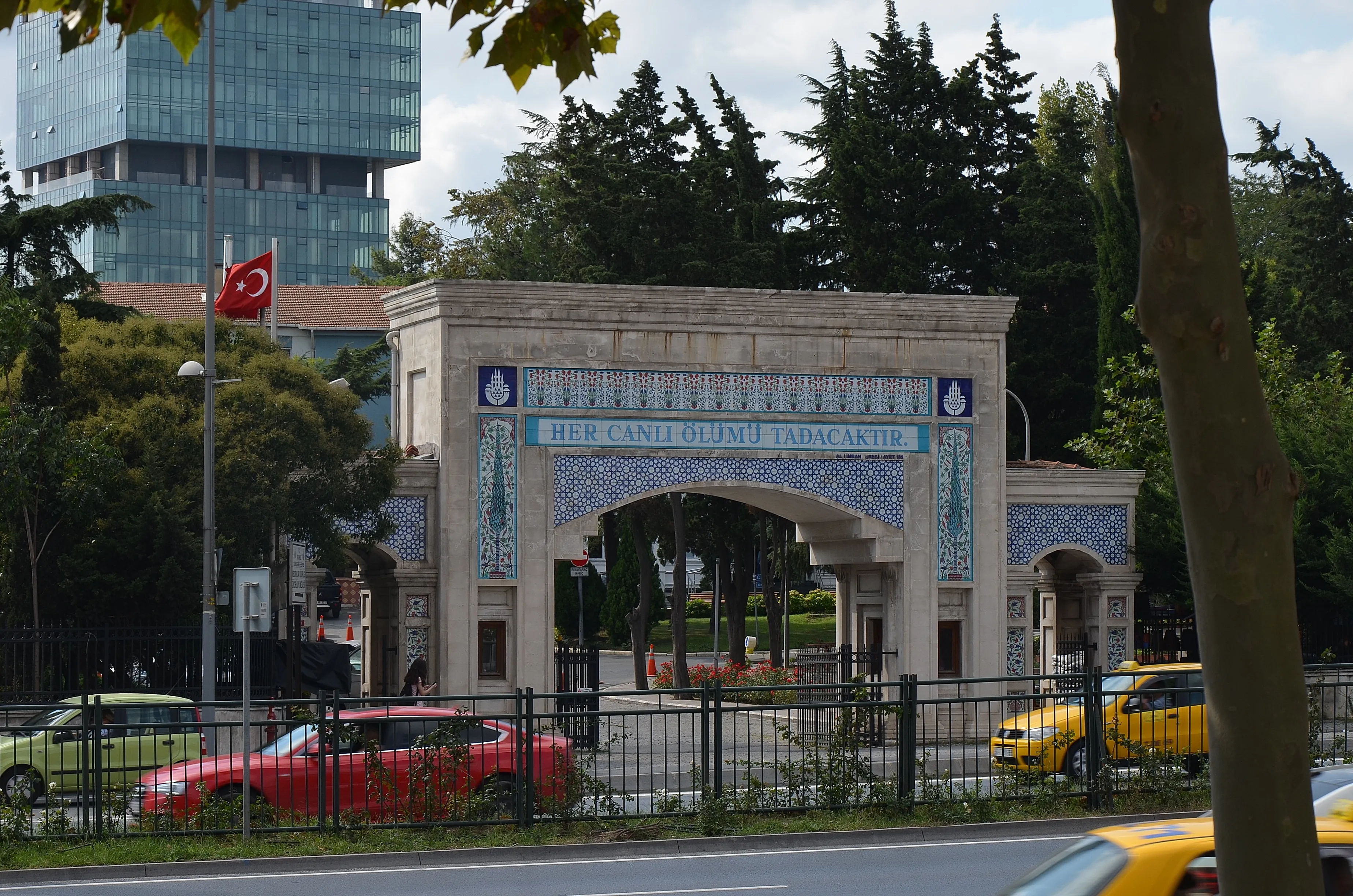 Zincirlikuyu Mezarlığı'nın Büyükdere Caddesi üzerinde bulunan ana kapısının görünümü